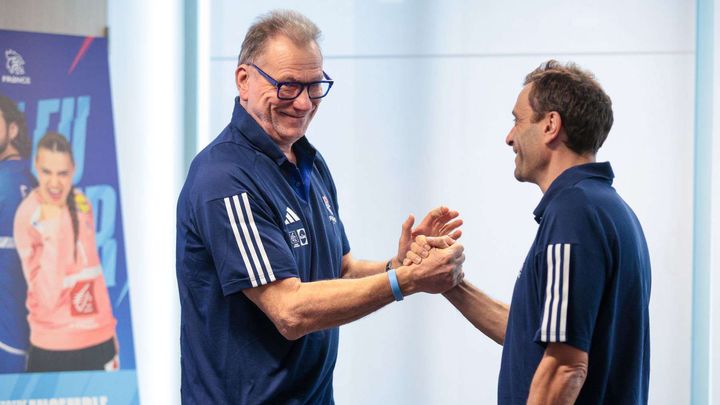 Comme une passation de pouvoir devant les médias entre Olivier Krumbholz et Sébastien Gardillou, lors de la conférence de presse de rentrée de la Fédération française de handball, le 24 septembre 2024. (SIPA)