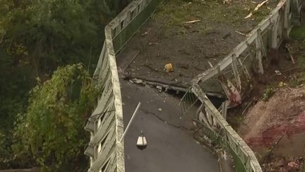 À Mirepoix-sur-Tarn, en Haute-Garonne, l'émotion est très vive après l'effondrement d'un pont suspendu lundi 18 novembre ? (FRANCE 2)