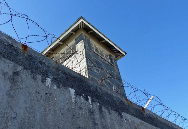 L'un des miradors&nbsp;de la prison de Robben Island, devenue un musée (photo prise en août 2017).&nbsp; (FTV - Laurent Ribadeau Dumas)