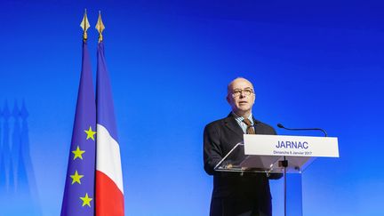 Bernard Cazeneuve rend hommage à François Mitterrand pour le 21e anniversaire de sa mort, à Jarnac (Charente), le 8 janvier 2016. (YOHAN BONNET / AFP)