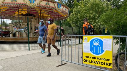 L'obligation du port du masque est indiqué dès l'entrée de l'île de loisirs de Cergy-Pontoise. (BORIS LOUMAGNE / FRANCEINFO / RADIOFRANCE)