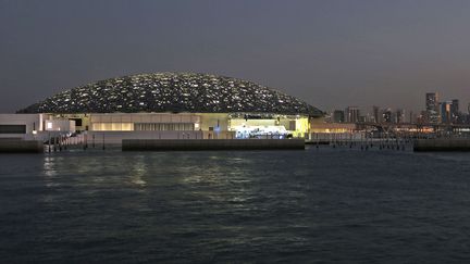 Vue nocturne du Louvre Abu Dhabi, le 6 novembre 2017, mois de son inauguration (KAMRAN JEBREILI / AP / SIPA)