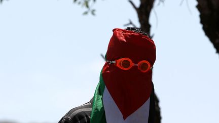 Un jeune Palestinien lors d'affrontements avec des soldats isra&eacute;liens &agrave; Silwad (Cisjordanie), le 10 mai 2013. (ABBAS MOMANI / AFP)