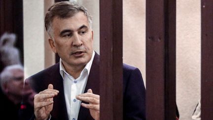 L'ancien président géorgien Mikheïl Saakashvili, lors de son procès le 2 décembre 2021 à Tbilissi (Géorgie). (IRAKLI GEDENIDZE / POOL / AFP)