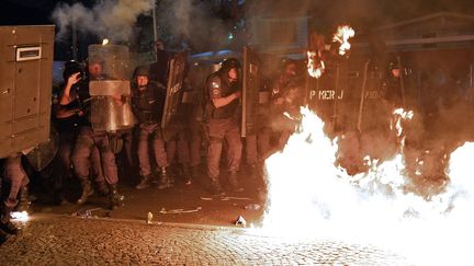 Des policiers faisant face aux manifestants antigouvernement, &agrave; Rio de Janeiro (Br&eacute;sil), le 22 juillet 2013. (YASUYOSHI CHIBA / AFP)