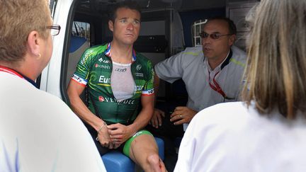 Le cycliste Thomas Voeckler apr&egrave;s avoir &eacute;t&eacute; percut&eacute; par une voiture, le 19 ao&ucirc;t 2014 &agrave; Limoges (Haute-Vienne). (ERIC ROGER / AFP)