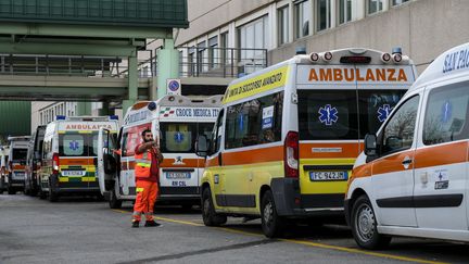La file des ambulances devant les urgences de l'hôpital Tor Vergata de Rome, le 12 novembre 2020. (ANDREAS SOLARO / AFP)