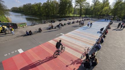 Des "warming stripes" à Leipzig, en Allemagne, en 2022. (JAN WOITAS / DPA)