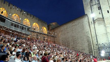 Festival d'Avignon : des spectateurs à la Cour d'honneur du Palais des papes.
 (Angélique SUREL/PHOTOPQR/LE DAUPHINE)