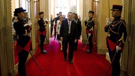 Le sénateur communiste de la Réunion, Paul Vergès, 86 ans arrive Sénat pour participer au vote de son président, à Paris, le 1er octobre 2011. (AFP - Fred Dufour)