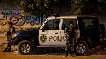 Des membres des forces de sécurité égyptiennes stationnent près du bus visé par une attaque terroriste, vendredi 28 décembre 2018 près des pyramides de Gizeh. (ISLAM SAFWAT / NURPHOTO / AFP)