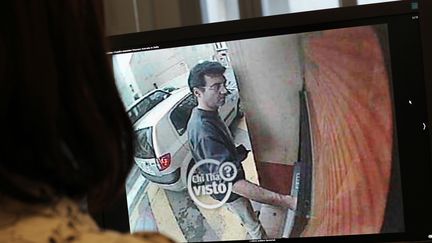 Xavier Dupont de Ligonnès filmé par la&nbsp;caméra&nbsp;de vidéosurveillance d'un distributeur de billets,&nbsp;à Roquebrune-sur-Argens (Var), le 14 avril 2011. (THOMAS COEX / AFP)