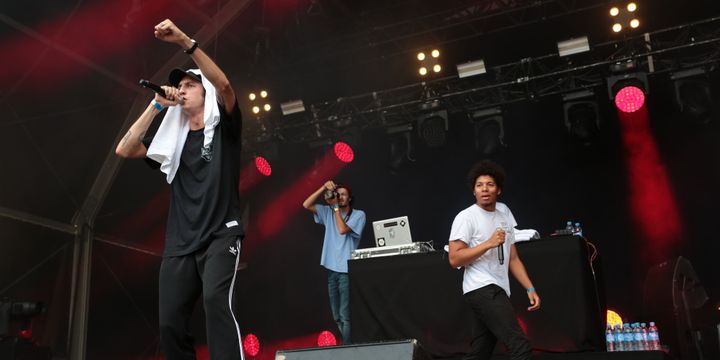 De gauche à droite... le public danse en rythme avec le flow de Roméo Elvis.
 (Gilles Scarella / Studio FTV)