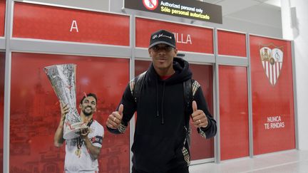 L'attaquant français Anthony Martial lors de son arrivée à l'aéroport de Séville (Espagne), le 25 janvier 2022. (CRISTINA QUICLER / AFP)