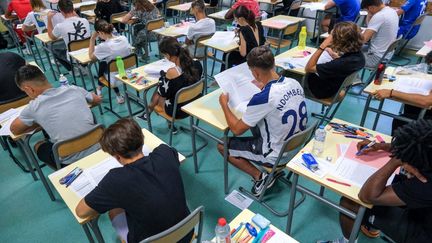 Des lycéens passent l'épreuve de philosophie du baccalauréat à Valence (Drôme), le 15 juin 2022.&nbsp; (NICOLAS GUYONNET / HANS LUCAS / AFP)