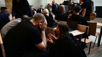 Les accusés entourés de leurs avocats, au tribunal judiciaire d'Avignon (Vaucluse), à l'ouverture du procès, le 2 septembre 2024. (CHRISTOPHE SIMON / AFP)