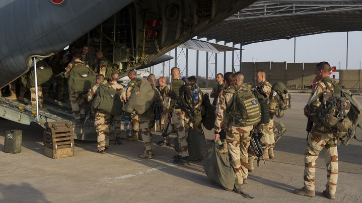 Une photo diffus&eacute;e par l'arm&eacute;e fran&ccedil;aise montre des troupes du 21e r&eacute;giment d'infanterie de marin en partance de N'Djamena (Tchad) pour le Mali, le 11 janvier 2013. (NICOLAS-NELSON RICHARD / ECPAD)