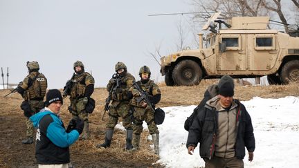 Dakota du Nord : policiers anti-émeute et garde nationale délogent les indiens opposants du pipeline