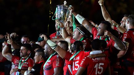 Les joueurs du RCT soulèvent la Coupe d'Europe de rugby (GEOFF CADDICK / AFP)