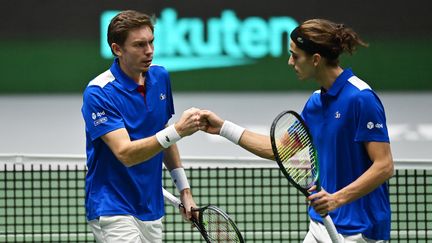 Pierre-Hugues Herbert et Nicolas Mahut ont été remporté le double décisif, jeudi 25 novembre en Coupe Davis. (JOE KLAMAR / AFP)