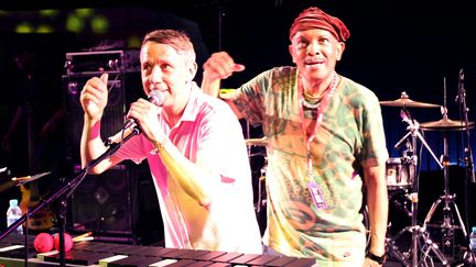 Gilles Peterson et Roy Ayers sur scène lors du Worldwide Festival à Sète, en 2015. (ALEX BAILLAUD / MAXPPP)