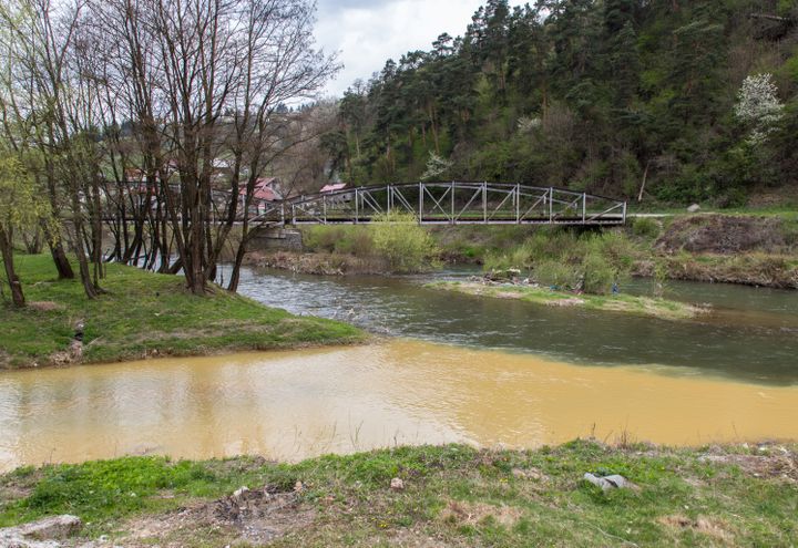 De l'eau chargée de minerai se jette dans la rivière Aries, près de la commune de Rosia Montana.&nbsp; (MARIE-ADELAÏDE SCIGACZ / FRANCEINFO)