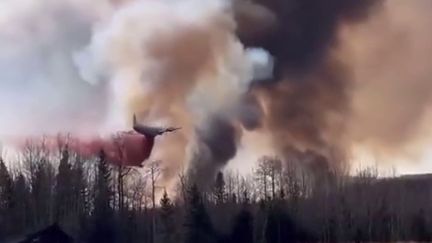 Malgré la pluie de la veille, près de 90 feux gigantesques étaient toujours en cours dans l'Alberta, au Canada, mardi 9 mai. Les ravages sont à la mesure de l'immensité de la province. (FRANCEINFO)