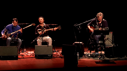 Rodolphe Burger et deux des trois musiciens ouzbeks
 (France 3 / Culturebox)