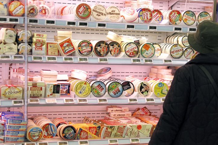 Une cliente devant le rayon camemberts d'un supermarché à Caen (Calvados), le 20 mars 2012. (CHARLY TRIBALLEAU / AFP)