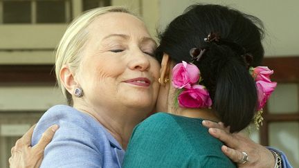 Hillary Clinton et Aung San Suu Kyi le 2 d&eacute;cembre 2011 &agrave; Rangoun (Birmanie). (SAUL LOEB / AFP)