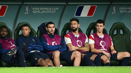 Marcus Thuram, Kylian Mbappe, Theo Hernandez, Olivier Giroud&nbsp;et Benjamin Pavard sur le banc lors de la Coupe du monde 2022 au Qatar, le 30 novembre 2022. (JEWEL SAMAD / AFP)