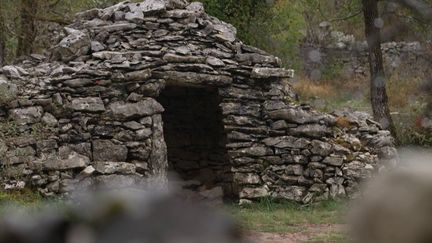 Les petits édifices du paysage rural du Lot sont appelés des caselles. Ce sont des constructions en pierre sèche qui datent du XVIIe siècle. Aujourd’hui, elles sont en danger en raison du manque d’entretien. (France 2)