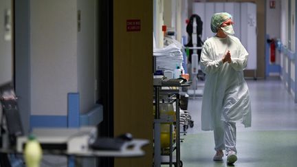 Une interne de l'hôital Emile Muller de Mulhouse, le 16 février 2021. (SEBASTIEN BOZON / AFP)