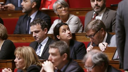 C&eacute;cile Duflot au milieu des d&eacute;put&eacute;s du groupe &eacute;cologiste apr&egrave;s sa sortie du gouvernement, le 6 mai 2014 &agrave; l'Assembl&eacute;e nationale. (PHILIPPE WOJAZER / REUTERS)