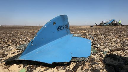 Un morceau de l'avion russe qui s'est &eacute;cras&eacute;, le 31 octobre 2015, dans le Sina&iuml; &eacute;gyptien, est photographi&eacute;.&nbsp; ( MOHAMED ABD EL GHANY / REUTERS)