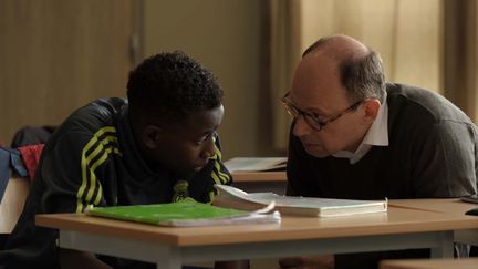 Denis Podalydès (à droite) et un jeune acteur du collège
 (Michaël Crotto)