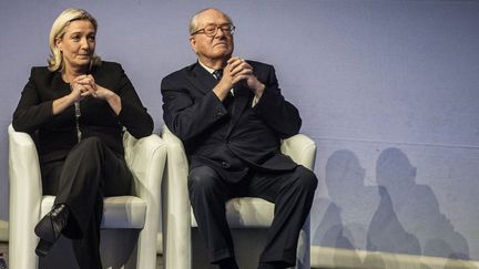 Jean-Marie Le Pen, pr&eacute;sident d'honneur du Front national, &agrave; Lyon (Rh&ocirc;ne) en compagnie de sa fille Marine Le Pen, le 29 novembre 2014. (JEFF PACHOUD / AFP)