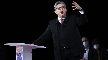 Jean-Luc Mélenchon lors de son premier meeting dans le cadre de la campagne pour l'élection présidentielle 2022, le dimanche 5 décembre 2021 à Paris. (ANNE-CHRISTINE POUJOULAT / AFP)