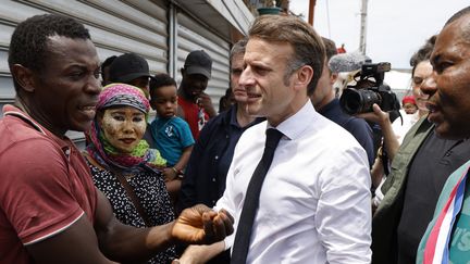 Le président de la République, Emmanuel Macron, à Tsingoni (Mayotte), après le passage du cyclone Chido, le 20 décembre 2024. (LUDOVIC MARIN / A)