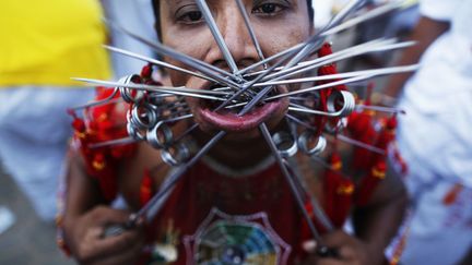 Cette tradition remonte &agrave; 1825. Cette ann&eacute;e-l&agrave;, une troupe d'op&eacute;ra chinois de passage &agrave; Phuket tombe malade. (DAMIR SAGOLJ / REUTERS)