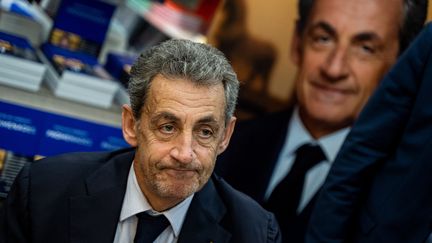 Nicolas Sarkozy&nbsp;lors d'une séance de dédicaces de son dernier livre à Lyon, le 20 octobre 2021. (NICOLAS LIPONNE / HANS LUCAS / AFP)