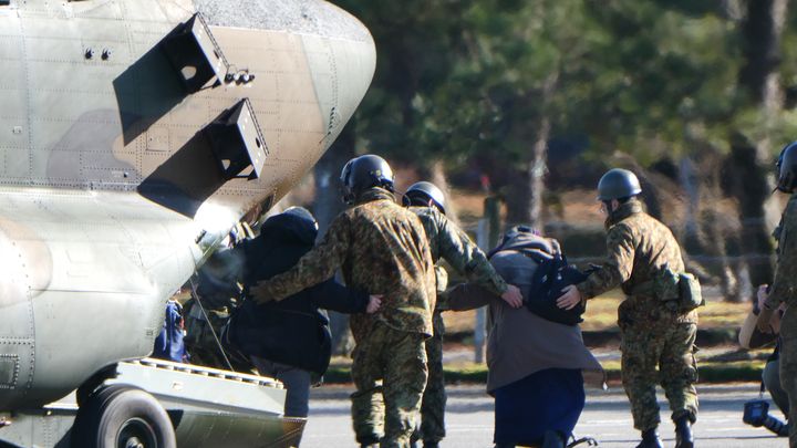 Des rescapés venus des villes sinistrées du nord de la péninsule de Noto débarquent d’un hélicoptère de l’armée, centre sportif Ishikawa à Kanazawa (KARYN NISHIMURA / RADIO FRANCE)