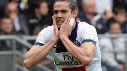 L'attaquant du PSG Edinson Cavani r&eacute;agit apr&egrave;s une frappe manqu&eacute;e contre Sochaux (1-1), le 27 avril 2014.&nbsp; (PATRICK HERTZOG / AFP)