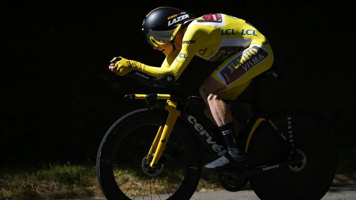 Le maillot jaune Jonas Vingegaard, dans l'exercice du contre-la-montre entre&nbsp;Lacapelle-Marival et Rocamadour,&nbsp;lors de la 20e étape du Tour de France, le 23 juillet 2022. (DANIEL COLE / AP)