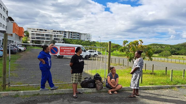 Les salariés de la clinique privée Nouville à Nouméa (Nouvelle-Calédonie) prennent l'air, le 25 mai 2024. (RAPHAEL GODET / FRANCEINFO)