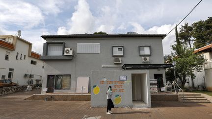 Une femme passe devant un abri en béton dans une rue de la ville de Ma'alot Tarshiha, dans le nord d'Israël, le 7 avril 2024. Photo d'illustration. (JALAA MAREY / AFP)