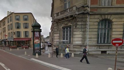 Un forcen&eacute; s'est retranch&eacute; dans un b&acirc;timent municipal de Versailles, le 17 juillet 2013. (GOOGLE STREET VIEW / FRANCETV INFO)