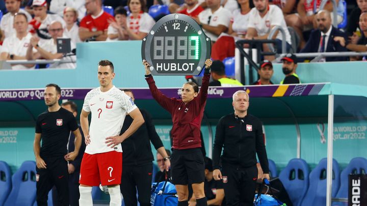 Stéphanie Frappart annonce le temps additionnel du match Pologne-Mexique en tant que quatrième arbitre, le 22 novembre 2022 à Doha (Qatar). (KIERAN MCMANUS / SHUTTERSTOCK / SIPA)