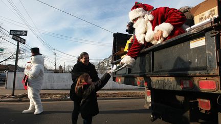 Distribution de cadeaux r&egrave;glementaire dans les rues de New York, le 23 d&eacute;cembre 2012. (MARIO TAMA / GETTY IMAGES NORTH AMERICA)