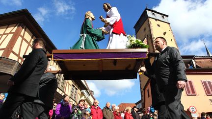 Une procession pour le Vendredi saint, dans le centre de&nbsp;Lohr am Main, en Allemagne, le 3 avril 2015. (KARL-JOSEF HILDENBRAND / DPA)